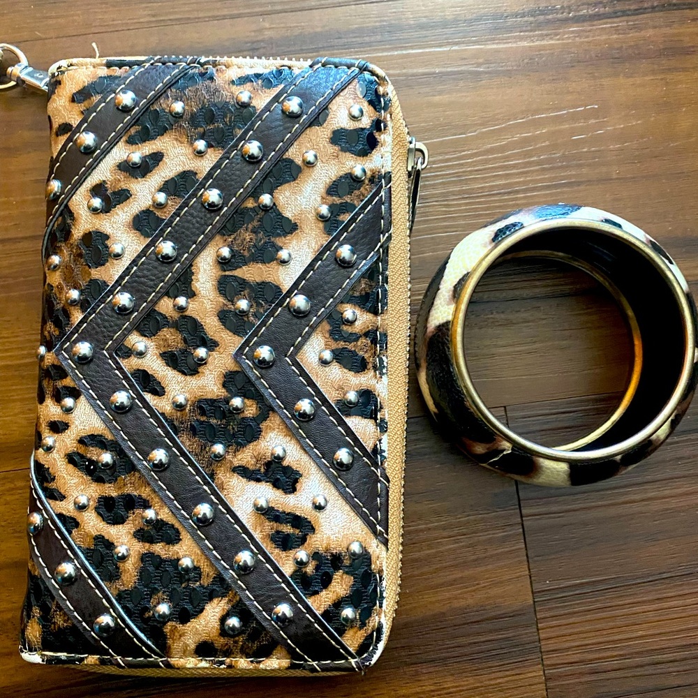 Animal print zip closure clutch w/printed bangle